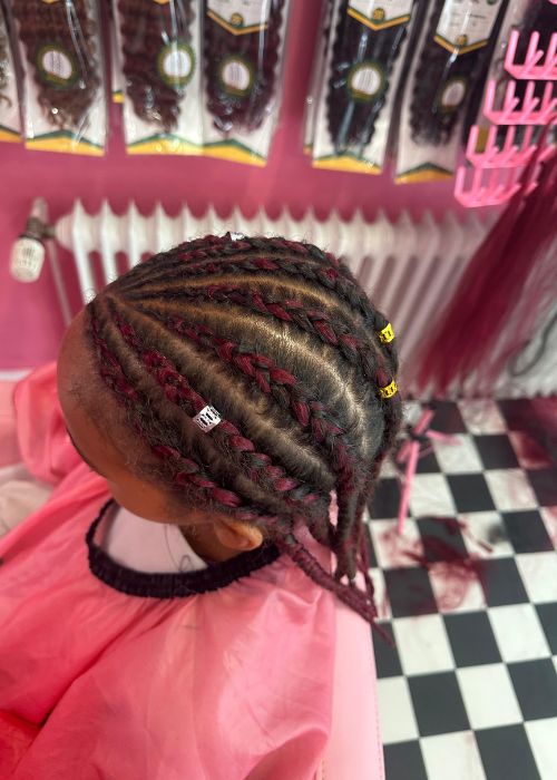 Kind mit Cornrows und roten Highlights – Afro Shop Northeim.