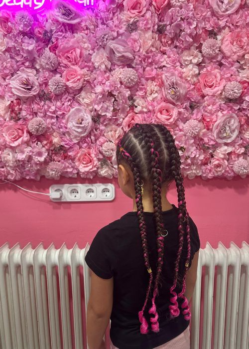Mädchen mit pinken Cornrows – Afro Shop Malibas Beauty Palace Northeim.