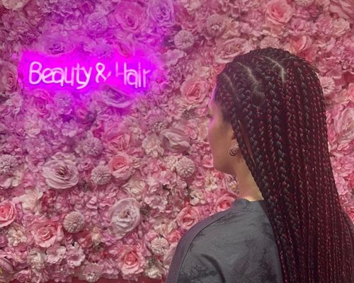 Frau mit langen roten Box Braids – gestylt im Afro Shop Malibas Beauty Palace Northeim