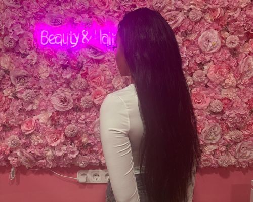 Frau mit langen, glatten Haarverlängerungen – Extensions im Afro Shop Malibas Beauty Palace Northeim