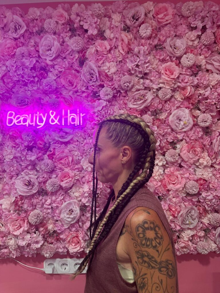 Frau mit Cornrows und Tattoo – Braids Frisur im Afro Shop Northeim