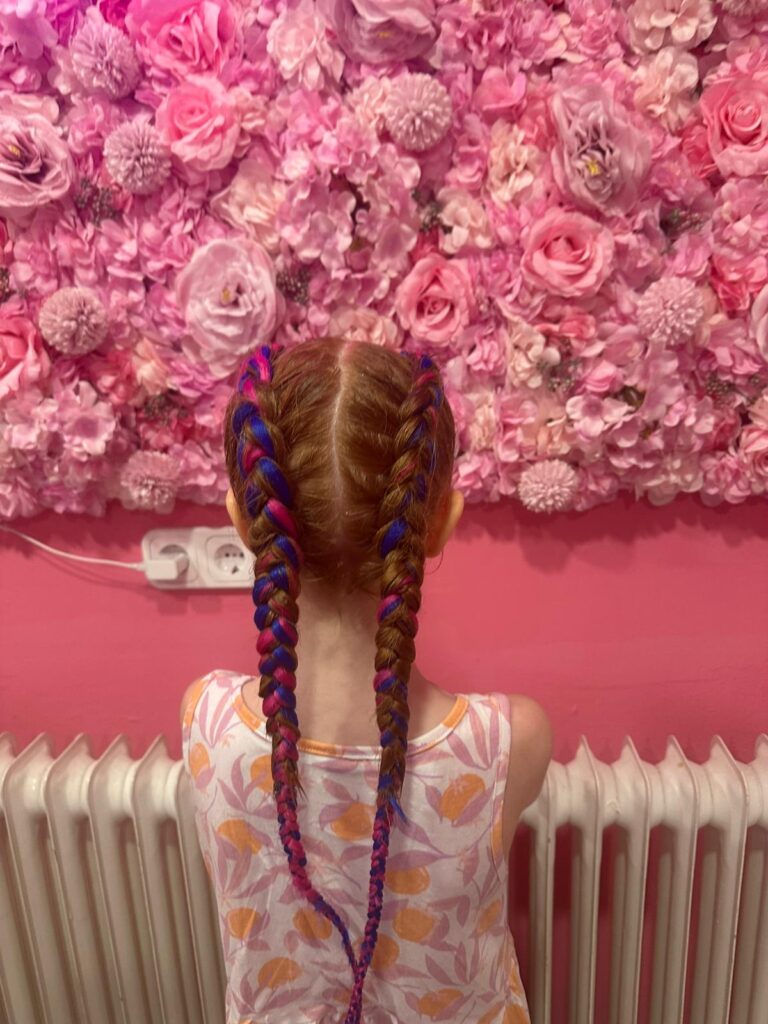 Mädchen mit bunten Cornrows in Pink und Lila – Afro Shop Northeim