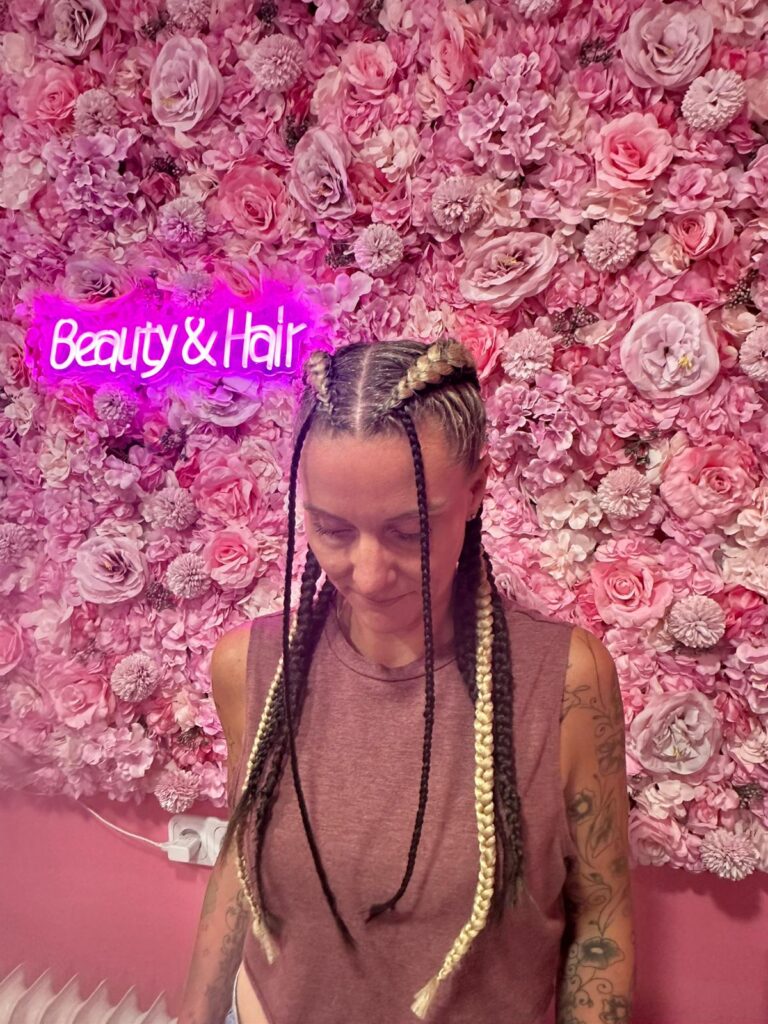 Frau mit Cornrows nach vorne in Schwarz-Blond – Afro Shop Northeim.
