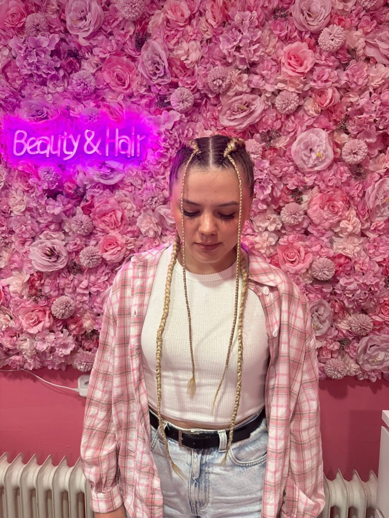 Junge Frau mit langen Cornrows und goldenen Strähnen – Afro Shop Northeim
