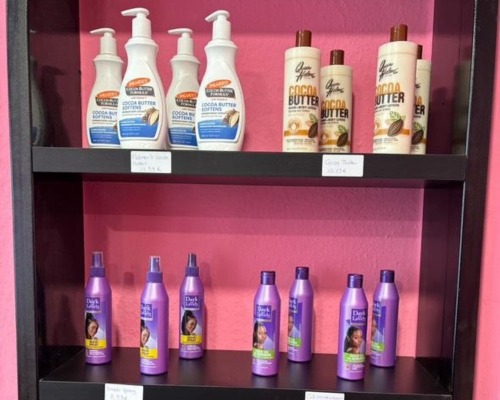 Regal mit Afro-Haircare-Produkten wie Palmer’s Cocoa Butter, Dark & Lovely und Shea Moisture – Afro Shop Northeim